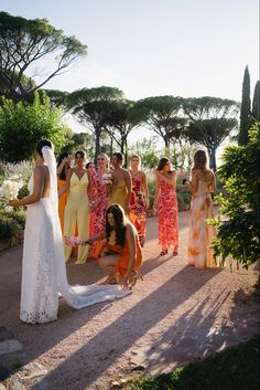 Demoiselle d’honneur colorée rose jaune orange outfit avec mariee mariage en Provence Sunset Colors Wedding Aesthetic, Lavender And Tangerine Wedding, Sunset Colours Bridesmaids, Wedding In Provence France, Provence Elopement, Bridesmaid Palette, Provence Wedding, Jaune Orange