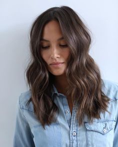 Brunette Style, Rambut Brunette, Happy Friyay, Chocolate Brown Hair Color, Ash Brown Hair, Brunette Balayage, Chocolate Brown Hair, Soft Waves, Long Hair Cuts