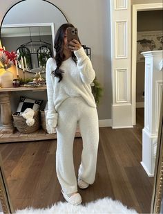 Cozy Sets Outfit, Fuzzy Set Outfit, Holiday Cozy Outfit, Cozy Home Outfit Aesthetic, Home Outfit Comfy Winter, Cozy Pjs Winter, Winter Pjs Women, Pyjamas Aesthetic Winter, Cute Winter Pjs