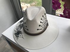 Hand Painted Fedora Hats, White Handmade Casual Straw Hat, Casual White Handmade Straw Hat, Bohemian Cap Straw Hat For Spring, Spring Bohemian Cap Straw Hat, Artisan Hat For Spring Vacation, Artisan White Hat For Vacation, Spring Beach Sun Hat Hand Painted, Artisan Spring Vacation Hat