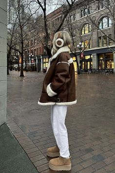 ugg outfit inspiration, outfit idea with uggs Fashion Trends Fall 2023/2024, Casual Winter Looks 2023, Freezing Outfits Cold Weather, Ugg Style Outfit, Ugg Boots Outfit Aesthetic, Ugg Trend, Ugg Styling, Ugg Platform Outfit, How To Style Ugg Boots