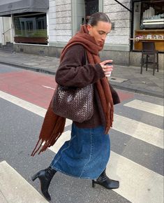 Straight Jean Skirt Outfits, Brown Bottega Bag Outfit, Hobo Fashion Outfits, Bottega Veneta Outfits, Skirt Big Sweater Outfit, Bottega Veneta Bag Brown, Brown Bottega Bag, Brown Hobo Bag Outfit, Outfits With Big Bags