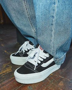 Cool Vans Shoes, Vans Shoes Fashion, Photographer Outfit, Vans Outfit, Pretty Shoes Sneakers, Dramatic Style, Cool Vans, Sparkly Heels, Chunky Shoes