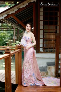 #sweetandsmartfashioncollection  #minnthetsaen  #myanmarcouture  #myanmardress #sweetandsmartbyminthetsaen #myanmar  #myanmarweddingdress  #chinesewedding  #chinese  #chinesedress  #chinesecouture  #seinnandaw💎 Charlie Rose, Preformance Outfits, Chinese Wedding, Chinese Traditional, Chinese Dress, Traditional Wedding, Myanmar, Wedding Dresses