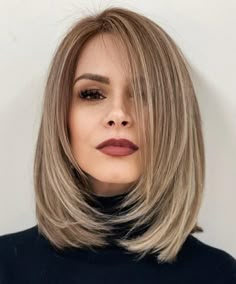 Der Stufenschnitt 2022- eine altbekannte Trendfrisur, aber neu entdeckt Angled Hair, Womens Haircuts Medium, Layered Hairstyles, Haircut Styles, Wavy Hairstyles, Shoulder Length Hair Cuts, Brown Blonde Hair, Mid Length Hair, Mermaid Hair