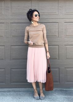 Modest Work Outfits, Knife Pleated Skirt, Rok Outfit, Spring Outfits For School, Skirt Diy, Pink Pleated Skirt, Trendy Skirts, Outfit Formulas, Looks Street Style