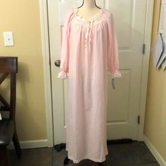 New Miss Elaine Pink Nightgown Size S Satin Pj Set, Cotton Nightgown, Vintage Nightgown, Printed Gowns, Short Gowns, Floral Pajamas, Satin Long Sleeve