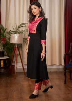 Black Silk Kurti Designs, Pattu Straight Kurti Designs, Black Cotton Kurti Design, Black Silk Kurta Women, Black Churidar Designs, Black Kurta Designs Women, Black Kurti Outfit, Silk Kurti Designs Latest, Yoke Designs For Kurtis