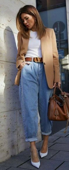 How To Style Wide Leg Jeans, Style Wide Leg Jeans, Camel Blazer, Looks Jeans, Outfit Chic, Outfit Jeans, Looks Street Style, Ținută Casual