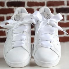 These white satin ribbon laces will delicately finish your look 💞 The length is ideal for city sneakers such as Stan Smith, Gazelle, Golden Goose, Air Force 1, Veja, Victoria, low Converse... Also ideal for future brides who will wear sneakers on the big day 💞 Length: 120cm Width: 2cm Material: Polyester Care instructions: machine washable at 30 degrees or by hand Packaging: sold in pairs and wrapped around recycled cardboard packaging Little extra: Laces sold already ironed (it's still pretti Bride In Sneakers, Low Converse, City Sneakers, Ribbon Laces, Lace Bride, Plastic Pouch, Backpack Lunch Bag, Shoe Insoles, Shoe Charms