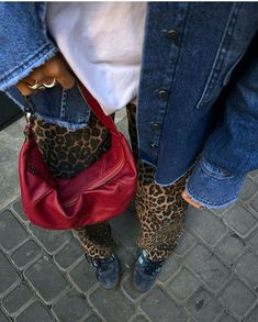 Robes Glamour, Leopard Jeans, Leopard Print Pants, Denim Jacket Outfit, Skandinavian Fashion, Modieuze Outfits, Print Pants