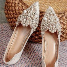 Creamy Beige Pearl Flats Super Chic And Stylish Luxury Runway Style African Bride Dress, Pearls Decor, Wedding Day Shoes, Beach Wedding Theme, Shoes Wedding Heels, Shoes Shein, African Bride, Pearl Shoes, Shoes Bride