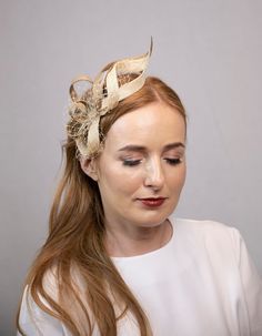 Champagne beige and antique golden color minimalist fascinator on golden headband. This fascinator`s style has been very popular, but many people requested it without face veil. Matching beige net is just used around the curves of the fascinator to make it more 3- dimensional. This style is loved by ladies who like something small, minimalist  yet elegant accent to accomplish their outfit. Ready to be shipped in 2-4 working days. If You want to change something please write to me. I can personal Golden Headband, Fascinator Hats Outfit, Fascinator Hats Wedding, Beige Champagne, Mini Hats, Color Minimalist, Kentucky Derby Fascinator, Face Veil, Bridal Fascinator