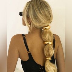 The Glossy Arch Pony Tie Gives An Upgrade To Your Basic Pony. The Geometric Arch On This Piece Adds An Edge To Your Hairstyle. Two Option Gold.. 2 Pieces Silver...2 Pieces Expensive Hair Accessories, Hairstyles With Hair Accessories, Gold Hair Jewelry, Gold Hair Band, Geometric Arch, Curly Hair Up, Jasmine Hair, Metal Hair Accessories, Gold Hair Pin