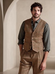 A celebration of Shetland-style tweed, this lavish suit vest deserves its time in the sun.  Our designers used a luxurious Shetland tweed mélange to craft an elaborately tailored silhouette.  TAILORED SLIM FIT: Undeniably modern, our designers spent Groomsmen Vest Rust, Mens Fall Wedding Vest, Regency Mens Vest, Copper Vest Groomsmen, Groom Attire Vintage, Mens Tweed Vest, Suit Vest Outfits, Vest Outfits Men, Mens Banana Republic