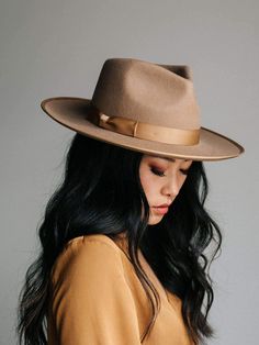 This women's rancher hat has a brim and crown trimmed with tonal grosgrain ribbon and a slightly curled up brim. As far as women's western hats go, the Monroe in brown¬†is definitely one of our most popular styles. The Monroe has a 3.5" (7.5cm) brim + 4.5" (11.5cm) crown and is made of 100% Australian wool. This style is available in sizes 55 XS, 57 S/M, 59 M/L, 61 XL and features an adjustable inner band. Note: This style tends to run slightly big. Ladies Fedora Hat, Womens Western Hats, Wide Brim Felt Hat, Women Fedora, Gigi Pip, Flat Brim Hat, Rancher Hat, Wearing A Hat, Western Hats