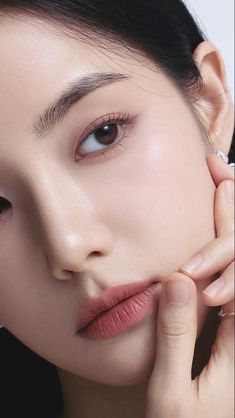 Asian Eyebrows, Winter Makeup Looks, Makeup Ala Korea, Halloween Makeup Tutorials, Download Live Wallpaper, Halloween Makeup Tutorial Easy, Easy Halloween Makeup, Bentuk Alis