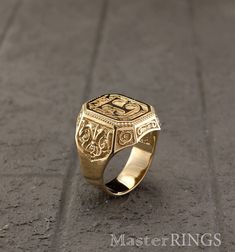 Ring With Letter, Gold Ring Big, Mens Signet Ring, Mens Ring Designs, Ring Initial, Gucci Rings, Family Rings, Signet Ring Men, Mens Gold Rings