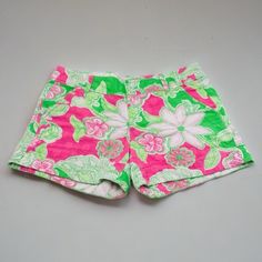 Euc Lilly Pulitzer Pink/Green Floral Knit Shorts Size: 6 Details: Pink/Green/White Floral Print 100% Cotton Zip-Fly W/ Center Front Button Closure Slant Front Pockets Dual Back Pockets W/ Button Closure Machine Wash Cold Imported Approx. Measurements - Total Length 12.5" Waist Flat 16" Inseam 4.5" Condition: Excellent Lightly Worn Condition! You Might Even Mistake It For Brand New! See Images For Wear Cute Pink Floral Print Bottoms, Playful Pink Spring Shorts, Pink Floral Print Cotton Shorts, Pink Fitted Cotton Shorts, Fitted Pink Shorts For Vacation, Playful Pink Fitted Shorts, Playful Pink Shorts, Playful Fitted Pink Shorts, Trendy Pink Floral Print Shorts