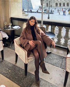 Outfit Nero, Paris Louvre, Dress With Stockings, Effortlessly Chic Outfits, Consumer Behaviour, Black Pantyhose, Fashionista Clothes, January 11, New Classic