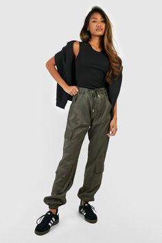 Womens Shell Cargo Pocket Jogger - green - 8 - Take military-inspired styling to the next level with these cute cargo pants. Typically cuffed at the ankle, these loosely cut cargo pants for women might be a new addition to our everyday closet, but they're one we will be keeping around. Featuring heavy pocket detailing ideal for carrying your things, these cargo pants' casual styling and comfortable fit give us inner-city streetwear vibes, and we can't get enough.Style: Cargo PantsDesign: PlainFa Outfits With Cargo Pants, Khakis Outfit, Cargo Pants For Women, Cargo Pants Outfit, Green Cargo Pants, Style Cargo, Cargo Joggers