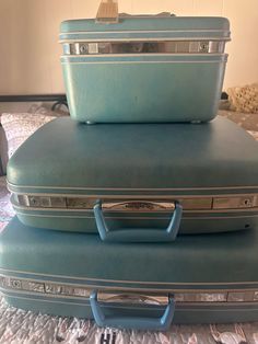 Beautiful vintage Samsonite luggage in baby blue (powder blue). This will add elegance to your travel or for interior design use. Elegant Blue Travel Luggage, Classic Blue Rectangular Case, Classic Blue Rectangular Cases, Light Blue Suitcase, Blue Suitcase, Samsonite Suitcase, Samsonite Luggage, Suitcase Traveling, Suitcases