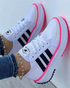 Colorful Sneakers Women, Colorblock Sneakers, Elegant Sneakers, Mode Tips, Sporty Sneakers, Chic Type, Pointed Toe Shoes, Comfortable Sneakers