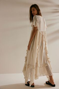 Romantic Bohemian Aesthetic, Boho Clothes For Older Women, Godmother Aesthetic, Ethereal Casual, Tulle Dress Midi, Ethereal Aesthetic Fashion, Plus Size Fall Dresses, Ethereal Outfit, Maxi Dress Outfit Casual