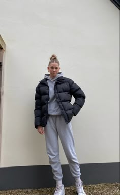 Grey Sweatpants Outfit Cold Weather, Puffer And Sweats Outfit, Sweats And Puffer Jacket, Puffer Jacket Hoodie Outfit, Puffer Jacket Airport Outfit, Puffer Jacket Sweatpants Outfit, Puffer Jacket With Sweatpants, Puffer Jacket And Sweats Outfit, Comfy Streetwear Outfits Winter