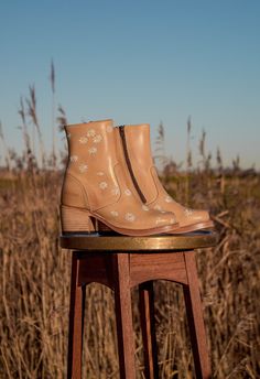 Daisy Boots Ankle Camel Warm - Etsy Chelsi Boots, White Western Boots Outfit, Western Boot Outfit, Western Boots Outfit, Black Western Boots, Flower Boots, Unique Boots, Bohemian Soul, Boho Boots