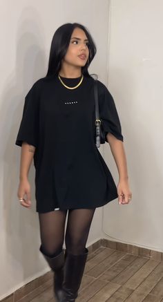 Black Denim Dress Outfit, All Black Aesthetic, Skirt Boots Outfit, Oversized Tshirt Dress, Denim Dress Outfit, Look Legging, Fiesta Outfit, Black Look, Fasion Outfits