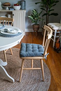 slate blue chair pads on natural wooden chairs with painted white dining table in farmhouse dining room Undining Room, Dining Chair Ideas, Coastal Bedroom Design, Cushions For Dining Chairs, Home Decor Ideas Modern, Farmhouse Home Decor Ideas, Dining Chair Pads, Painted Buffet, Modern Living Room Design