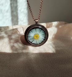 Real Daisy Flower Pendant Preserved Daisy Necklace Pressed - Etsy Turkey Nature Gifts, Pressed Flower Jewelry, Jewelry Flower, Daisy Necklace, Gifts Anniversary, Flower Gifts, Natural Gifts, Flower Jewelry, Pressed Flower