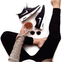 legging-e-tenis Outfits Minimal, How To Have Style, Basket Noir, Quoi Porter, Nike Air Max Thea, Baskets Nike, Minimal Classic, Nike Shoes Cheap, Nike Shoes Outlet