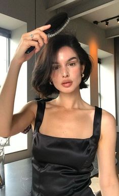 Bob Hair Outfit, Bob Side Part, Italian Bob, Chic Short Hair, Outfit Tips, Hair Inspiration Short, Hairstyle Inspiration, Penteado Cabelo Curto, Short Hair Haircuts