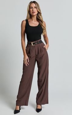 Brown Dressing Pants Outfit, Brown Effortless Pants Outfit, Brown Dress Pants Outfit Women, Black Top Brown Pants, Brown Office Outfit, Dark Brown Jeans Outfit, Brown Slacks Outfit, Slacks Aesthetic, Brown Pants Aesthetic