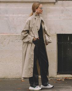 Overcoat Woman, Trench Coat Street Style, Milan Outfits, Berlin Street Style, Trench Outfit, Oversized Trench Coat, Fashion Week Outfit, Trench Coat Outfit, Coat Street Style