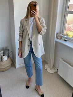 Linen Blazer Work Outfit, Linen Blazer Oversized, Linen Blazer And Jeans Outfit, Casual Linen Blazer Outfit Women, Styling Linen Blazer, Oversized Linen Blazer Outfit Women, Beige Blazer Outfit Summer, Beige Linen Jacket Outfit, Cream Linen Jacket Outfit Women