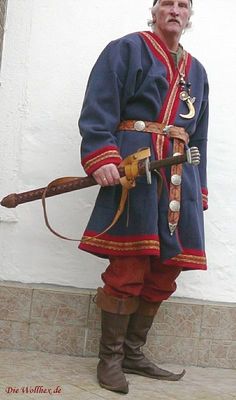 Interesting. Gothic boots, sword hilt length, sheath, but early medieval coat, sword blade shape, pommel... But looks cool. Early Medieval Clothing, Medieval Coat, Escudo Viking, Mens Garb, Viking Garb, Viking Men