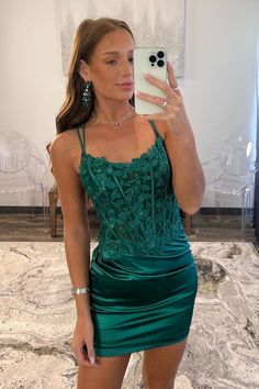 Emerald Green Straps Leaf Applqies Tight Homecoming Dress Green Hoco Dress Short, Hoco Dress Short, Corset Homecoming Dress, Dress Short Tight, Green Hoco Dress, Homecoming Dresses Bodycon, Tight Homecoming Dress, Emerald Green Prom Dress, Homecoming Dresses Sparkly