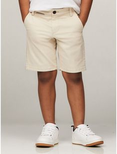 Tommy Hilfiger boys' short.  Material: 77% Cotton. Casual Tommy Hilfiger Spring Shorts, Tommy Hilfiger White Bottoms For Spring, White Cotton Tommy Hilfiger Bottoms, Tommy Hilfiger White Cotton Bottoms, Tommy Hilfiger Shorts With Pockets For Summer, Tommy Hilfiger Casual Shorts With Pockets, Tommy Hilfiger Summer Shorts With Pockets, Tommy Hilfiger Shorts With Pockets, Boys Bottoms