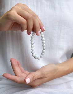 Howlite is a stone of awareness. It can help you to remain calm and centered in times of stress or chaos. Howlite also aids in the development of patience, tolerance, and understanding. Wearing a howlite bracelet can help you to stay connected to the peace and tranquility that resides within you. Bracelet Business Photoshoot, Hand Bracelet Photography, Bracelet Lifestyle Photography, Stone Jewelry Photography, Beads Bracelet Photography, Bracelet Product Shoot, Bracelet Shoot Ideas, Crystal Bracelet Photography, Bracelet Pictures Ideas