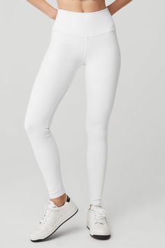 An on-trend high waistline on our classic Airbrush legging. Spotted on basically every it-girl, the High-Waist Airbrush Legging has an on-trend rise and all the best assets of the classic version, like no side seams and a yogi-tested fit that lifts and sculpts. Sculpts, smooths & lifts! No side seams & flat-locked seams for extra comfort Designed & uniquely fit to flatter every size Wear-tested by our in-house team for the perfect fit Exercise Bras, Outfit Gym, White Leggings, Amritsar, Mens Sweatpants, Alo Yoga, Outfit Casual, Yoga Women, Bra Women