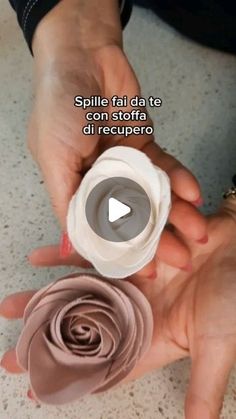 someone is holding two rolled up paper flowers in their hands, with the words spile fal da te con stoffa di recupero di recupero