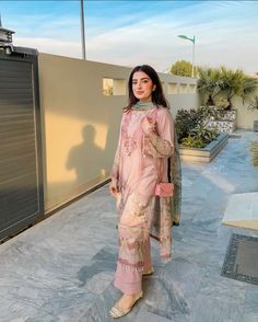 @aimenhussaiin on IG Indian Pakistani Dresses, Pakistan Outfits Casual, Pakistani Everyday Wear, Pakistani Outfit Ideas, Pakistani Casual Suits, Pakistani Suits Casual, Casual Pakistani Outfits, Pakistani Suit Design