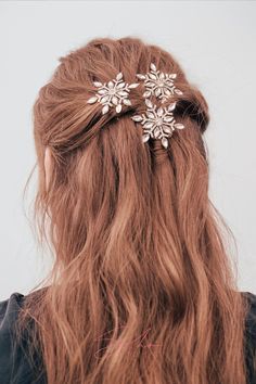 Soho Style Texas Snowflake Hair barrette Suitable for event, party and daily use, they can match with other hair pins. SKU: AC70113 Approx. 2.2"W The stylish hair clip can securely fixed and hold the hair, prevent the hair from falling off and keep the hair style for a long time. The snowflake-shaped design with Crystals and Rhinestones. Imported Snowflake Hair, Snowflake Wedding, Soho Style, Hair Comb Wedding, Winter Hairstyles, Event Party, Stylish Hair, Hair Barrettes, Hair Comb