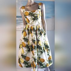 $2,400 New Pre Fall 2021 Oscar De La Renta Stunning Pineappel Midi Runway Dress Us M 10 From Pre Fall 2021 Please See Pictures For The Beautiful Details. Answer The Call Of The Tropics With This Vibrant Midi Dress From Oscar De La Renta. Enlivened With A Colorful Pineapple Print, It's Made From Stretch Cotton To A Classic Fit-And-Flare Silhouette With Tie-Up Straps And A Self Belt. Style Yours With Cat-Eye Sunglasses And Red Lips To Channel '50s Glamour. Look Like It Was Never Worn. - This Dress White Sleeveless Lemon Print Dress, White Sleeveless Dress With Lemon Print, Lemon Print Sundress For Garden Party, Garden Party Lemon Print Sundress, Yellow Fitted A-line Sundress, Fitted Yellow A-line Sundress, Yellow A-line Sundress, Fitted Lemon Print Sundress, Yellow A-line Midi Dress For Garden Party