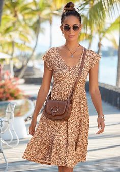 This classy and feminine print dress with a V-neckline is the perfect companion for those hot days. Cute Summer Outfits For Women, Floral Print Dresses, Animal Print Swimwear, Summer Outfits For Women, Bra Fitting Guide, Beautiful Floral Dresses, Flounce Dress, Date Outfit Casual, Short Summer Dresses