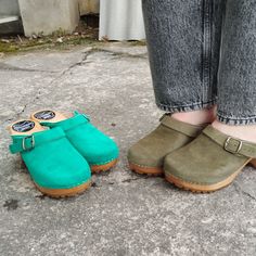 MADE FROM  LEATHER AND ALDER WOOD Clogs for Women BONDA Low heals ergonomic wooden sole and soft leather.  if you want other colour,  you can buy them in another listing in my shop https://www.etsy.com/listing/992773168/swedish-clogs-bonda-yellow-sandals?click_key=77c6498ae02a147ba3483629f21141b87fcbdf62%3A992773168&click_sum=aaca3cc0&ga_search_query=bondA&ref=shop_items_search_3&pro=1&frs=1 made to order. Available in sizes 36-41. For other sizes please contact me EUR 35 l UK 2.5 l AUS 4.5 l US Green Flat Heel Casual Clogs, Green Casual Clogs With Flat Heel, Casual Green Clogs With Flat Heel, Green Casual Mules With Leather Footbed, Green Slip-on Mules With Removable Insole, Suede Clogs With Buckle Closure And Round Toe, Suede Slippers With Buckle Closure And Round Toe, Closed Toe Suede Clogs With Buckle Closure, Green Leather Closed Toe Mules