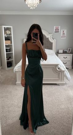 Ball Gowns For Sale, Medium Dress Elegant, Formal Dresses For Small Chest, Long Train Prom Dress, Prom Dresses 2023 Open Back, Cute Green Prom Dresses, Prom Dresses Maxi, Prom Dresses Freshman Year, Prom Green Dresses